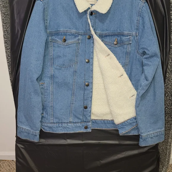 Victory Outfitters sherpa-lined denim trucker jacket. - Picture 2 of 8